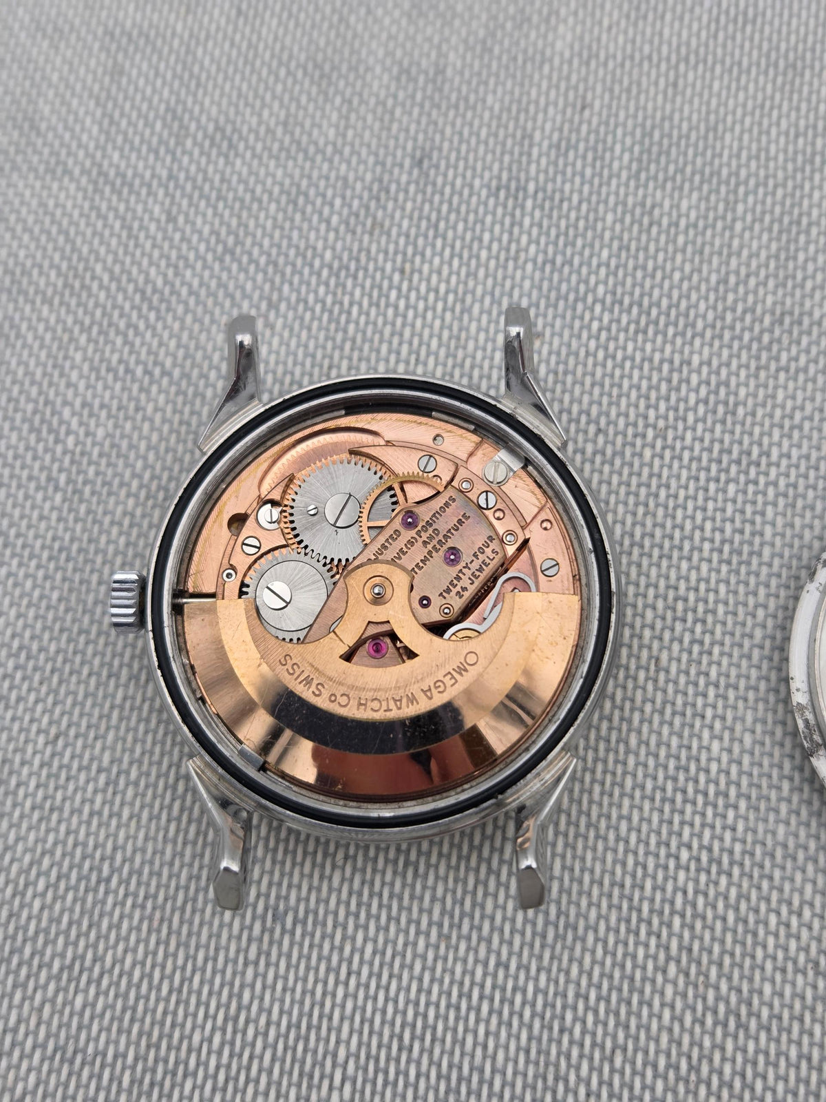 Omega Constellation Dogleg cal 561 similar to 168.005