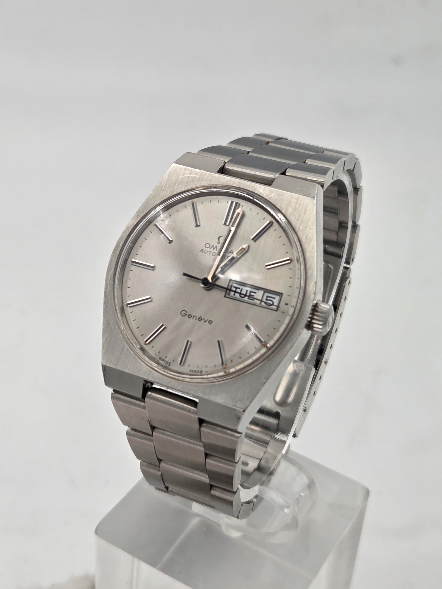 Omega Genève automatic day date vintage ref 166.0125 grey dial integrated bracelet