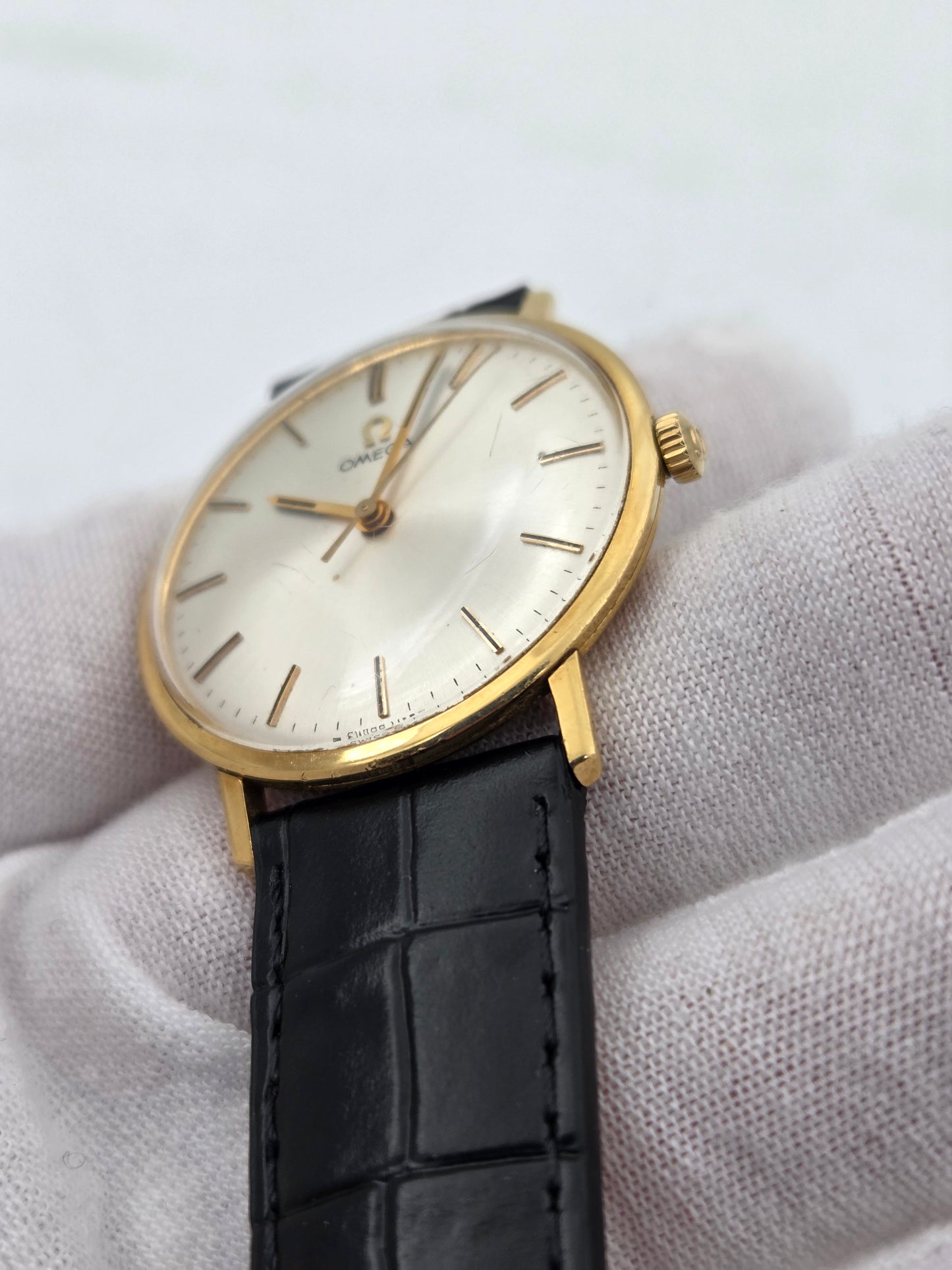 Omega classic ultra thin 18k gold 34mm manual from 1966 cal 601