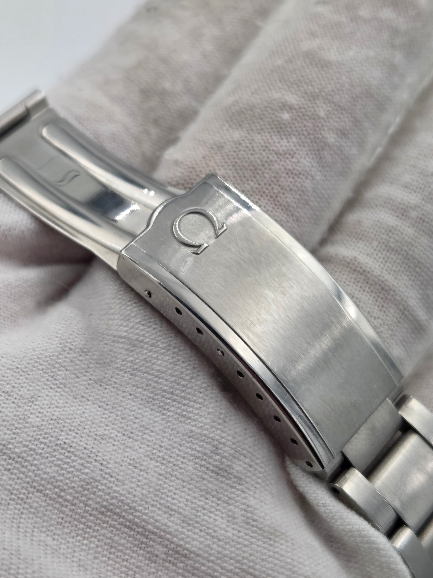 Omega Genève automatic day date vintage ref 166.0125 grey dial integrated bracelet