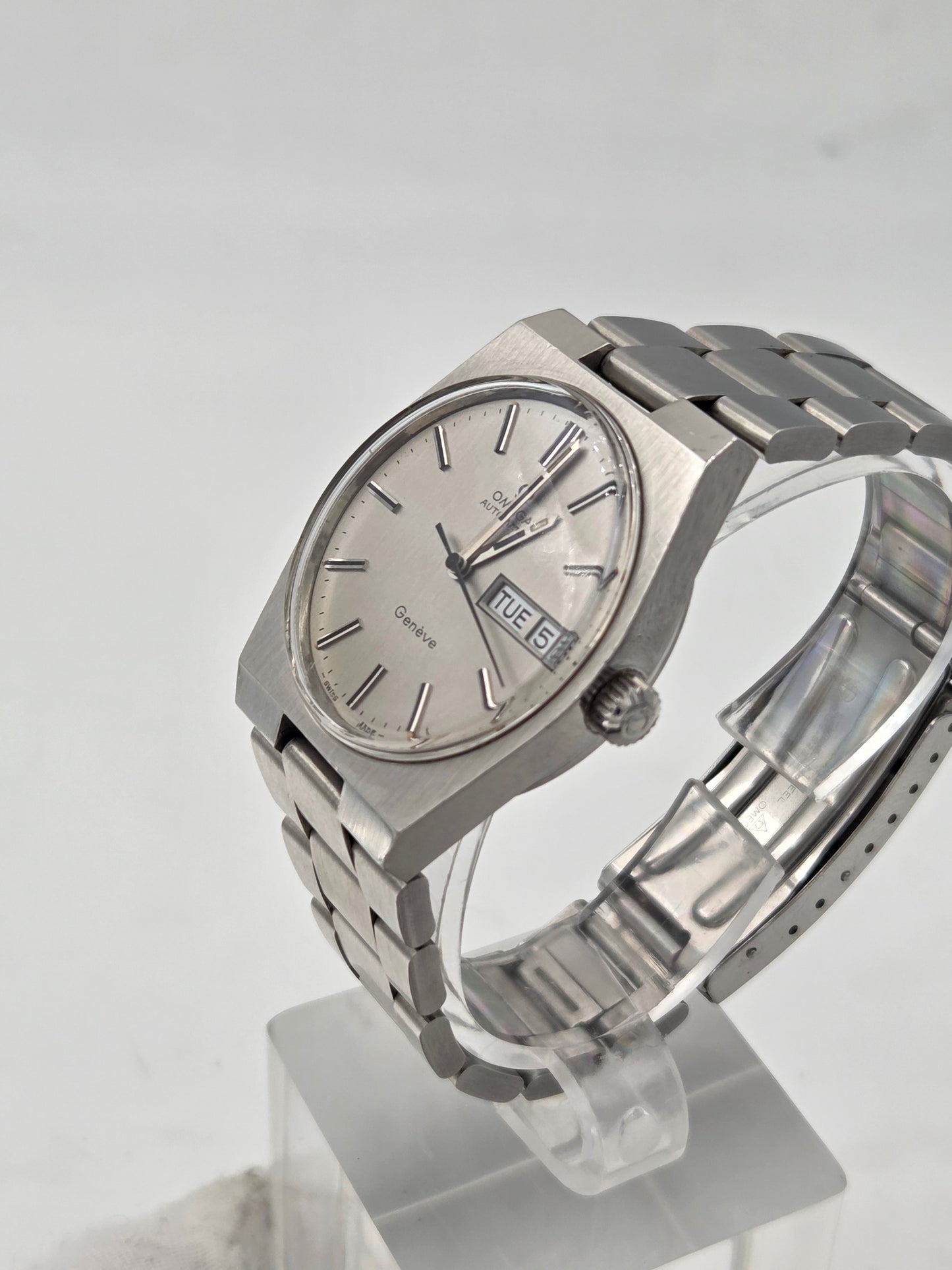 Omega Genève automatic day date vintage ref 166.0125 grey dial integrated bracelet